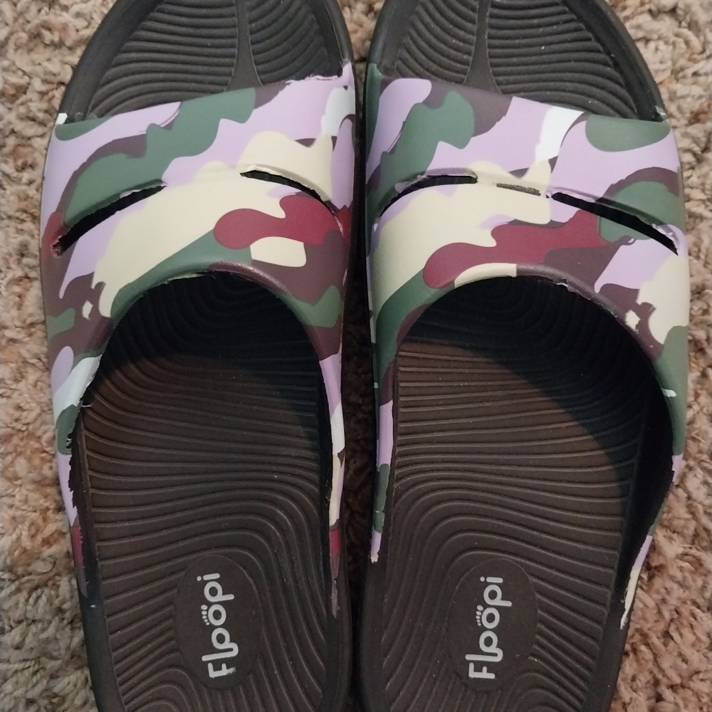 Women Floopi Camouflage Slide Sandals, Size 10